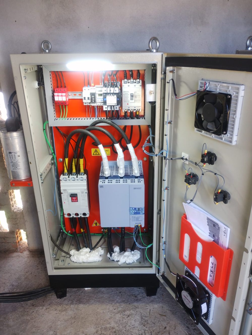Quadro com soft-starter e banco de capacitores