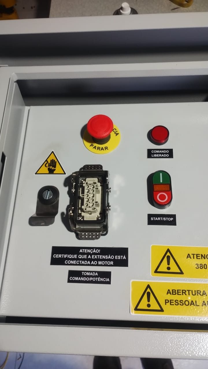 Face de comando com botoeiras, emergência e sinalização